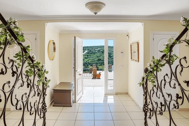 4 slaapkamer Villa te koop in Estepona met zwembad garage - € 1.500.000 (Ref: 9811403)