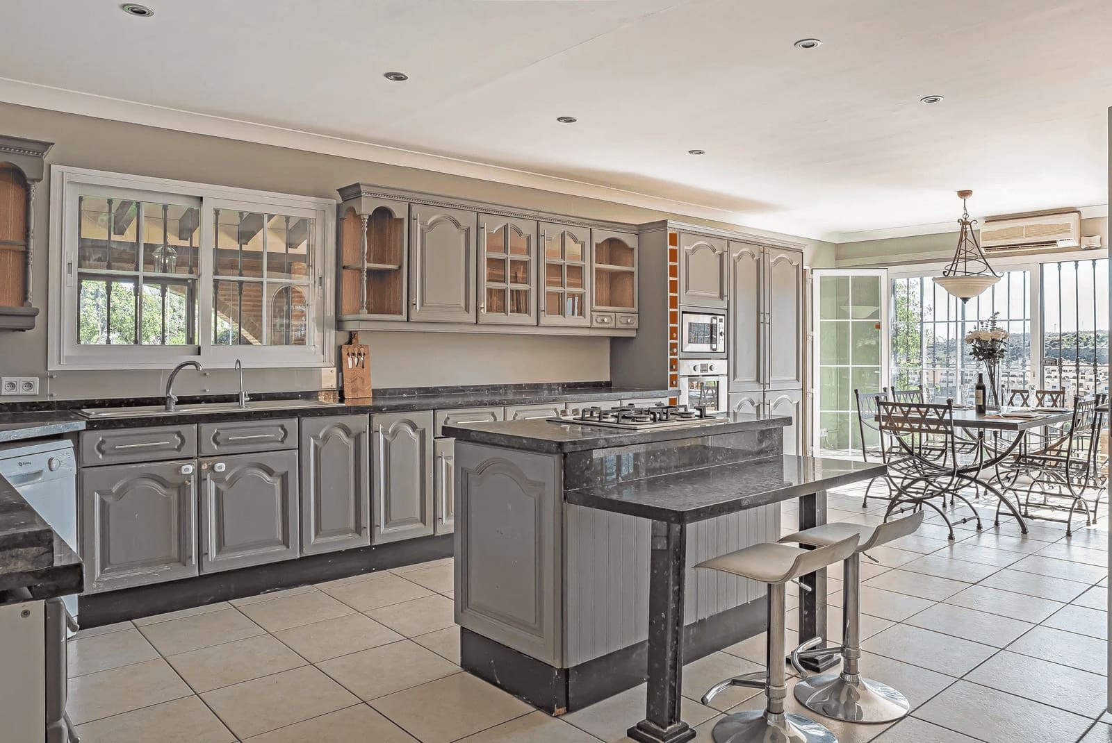 4 slaapkamer Villa te koop in Estepona met zwembad garage - € 1.500.000 (Ref: 9811403)