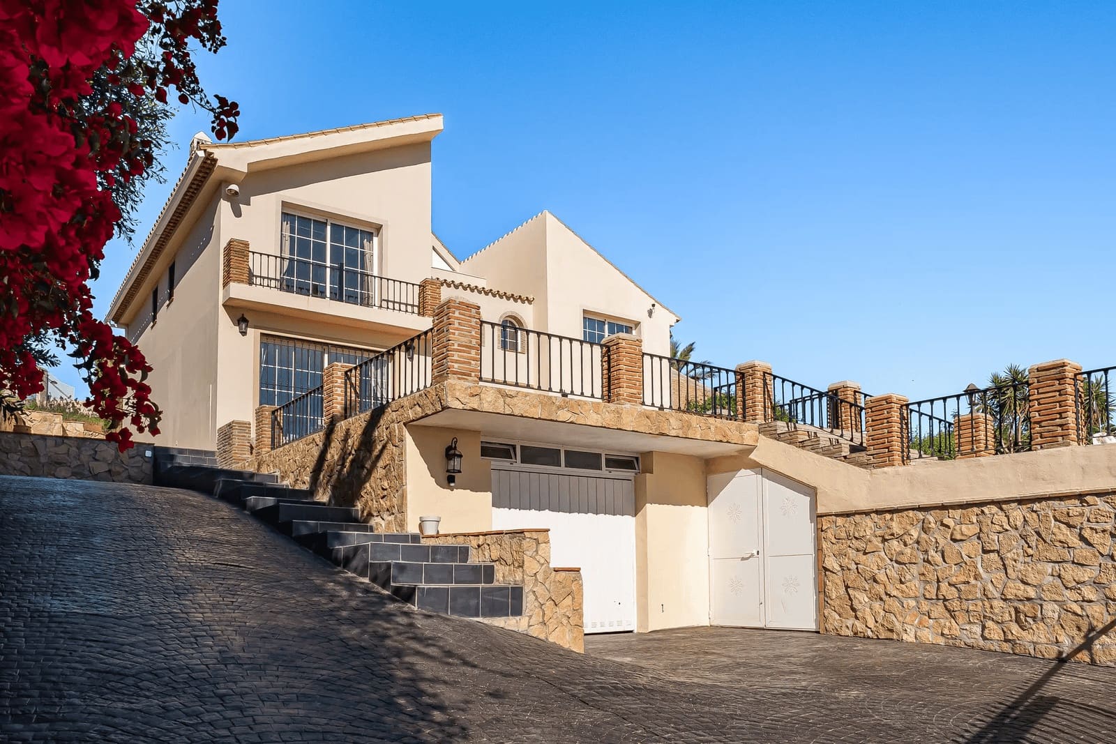 4 slaapkamer Villa te koop in Estepona met zwembad garage - € 1.500.000 (Ref: 9811403)