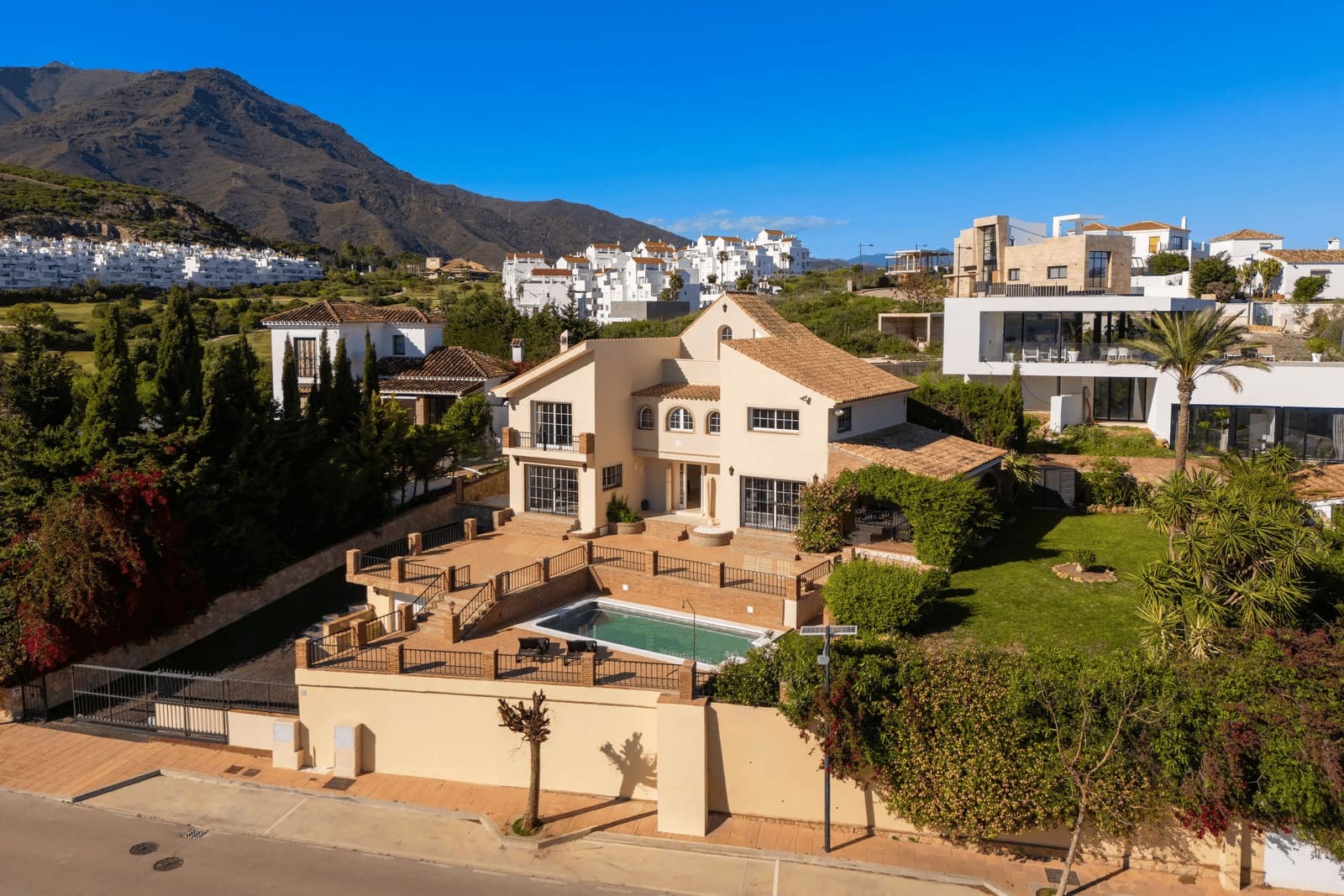 4 slaapkamer Villa te koop in Estepona met zwembad garage - € 1.500.000 (Ref: 9811403)