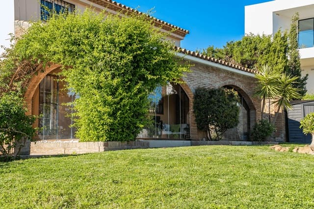 4 slaapkamer Villa te koop in Estepona met zwembad garage - € 1.500.000 (Ref: 9811403)