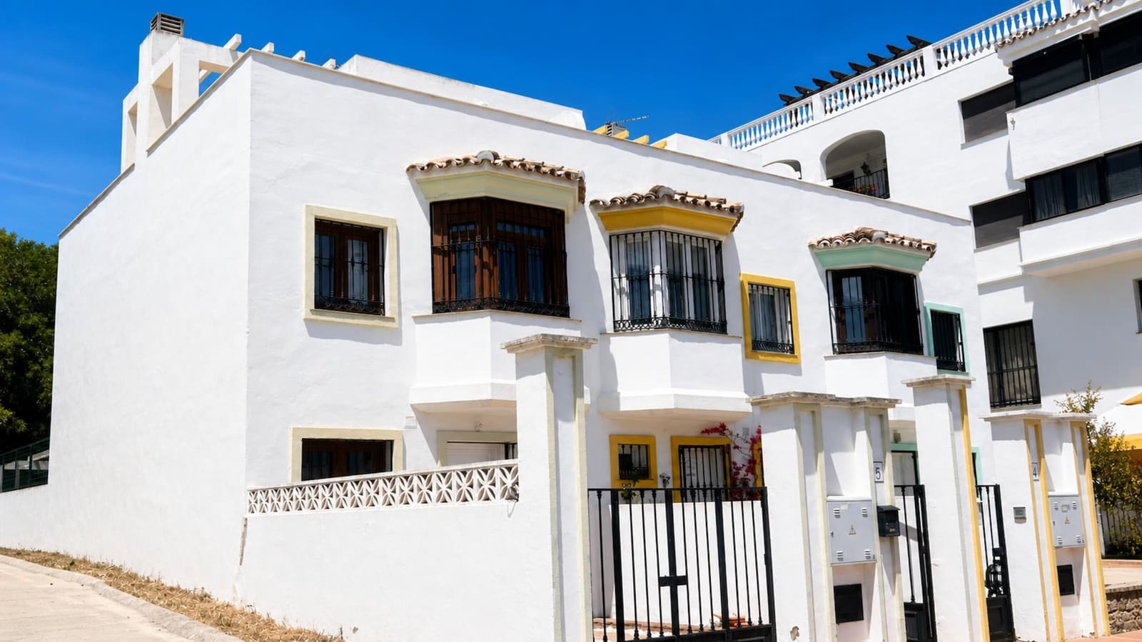 3 soveværelse Byhus til salg i La Duquesa / Puerto de la Duquesa med garage - € 375.000 (Ref: 9822425)