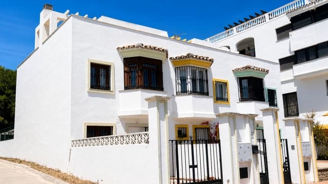 3 soveværelse Byhus til salg i La Duquesa / Puerto de la Duquesa, Manilva med garage - € 375.000 (Ref: 9822425)