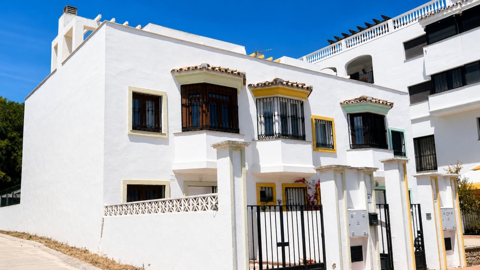 3 bedroom Townhouse for sale in La Duquesa / Puerto de la Duquesa with garage - € 375,000 (Ref: 9822425)