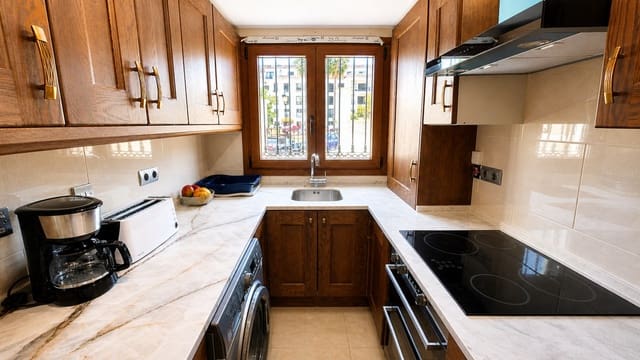 3 sovrum Hus till salu i La Duquesa / Puerto de la Duquesa, Manilva med garage - 375 000 € (Ref: 9822425)