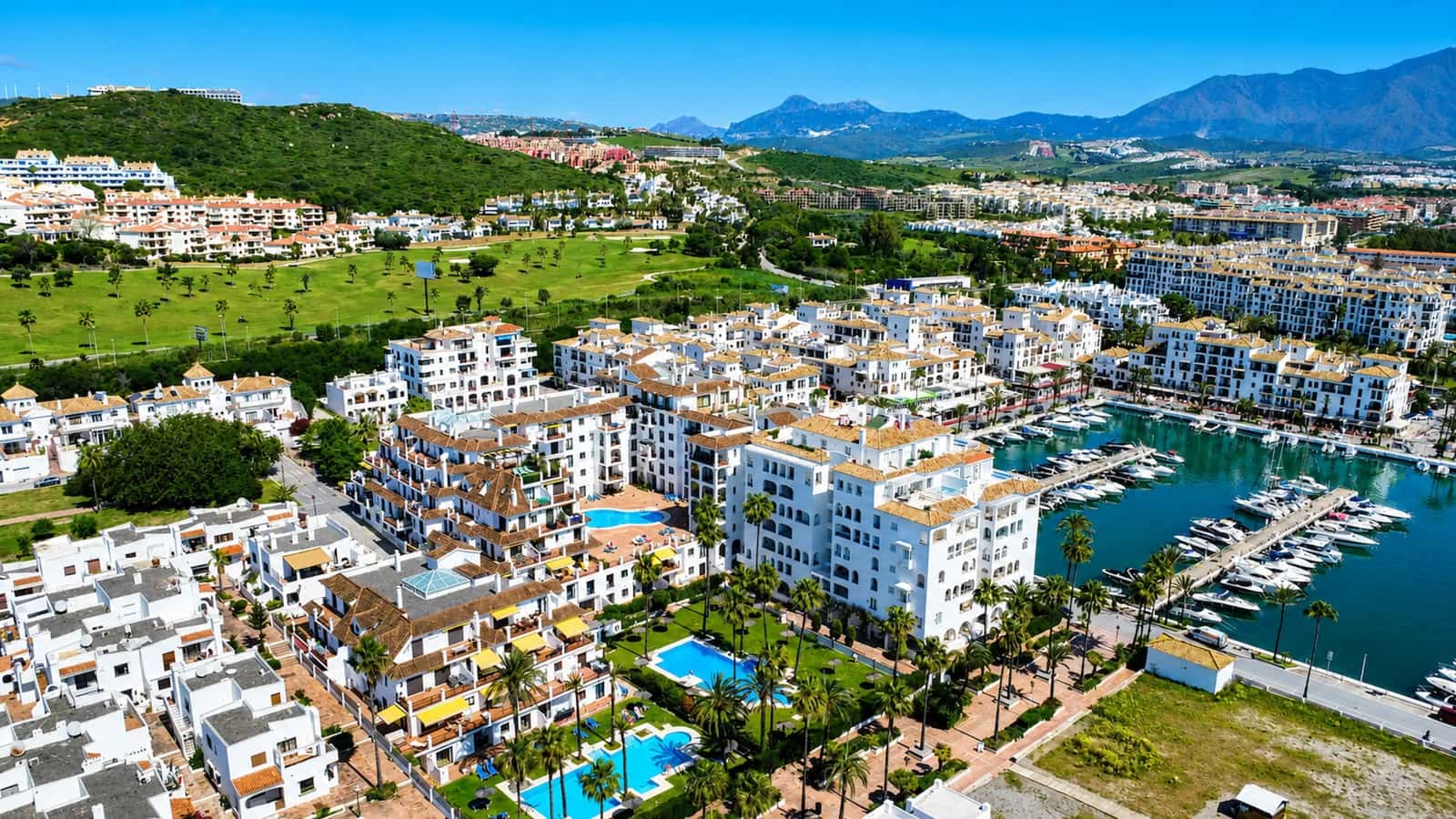 2 slaapkamer Appartement te koop in La Duquesa / Puerto de la Duquesa - € 335.000 (Ref: 9868415)