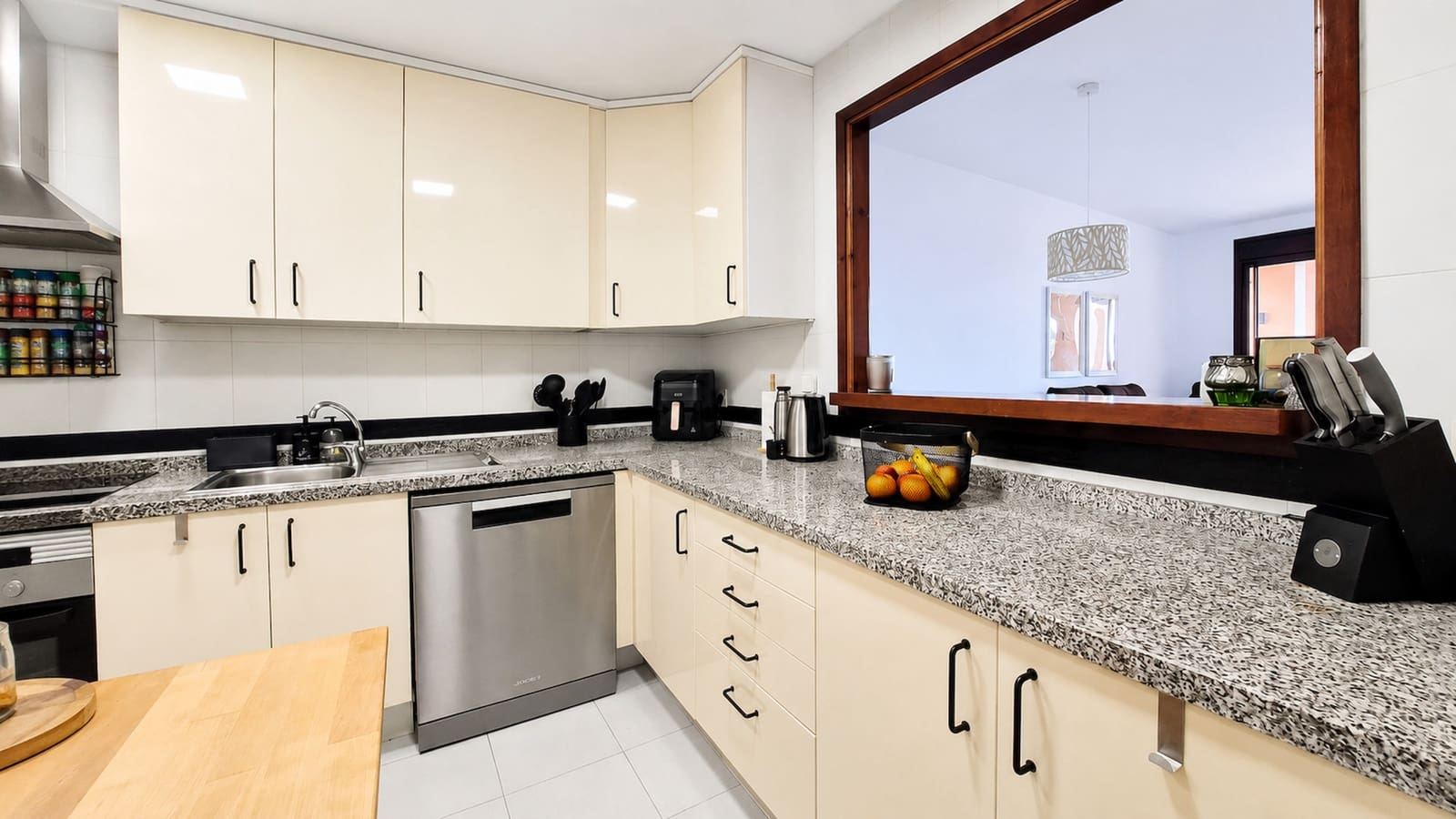 2 sypialnia Apartament na sprzedaż w Manilva z basenem garażem - 320 000 € (Ref: 9875849)