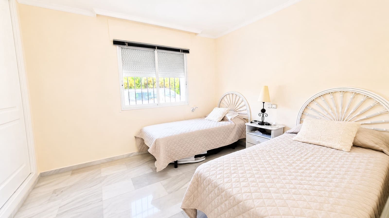 2 bedroom Apartment for sale in La Duquesa / Puerto de la Duquesa - € 325,000 (Ref: 9920068)