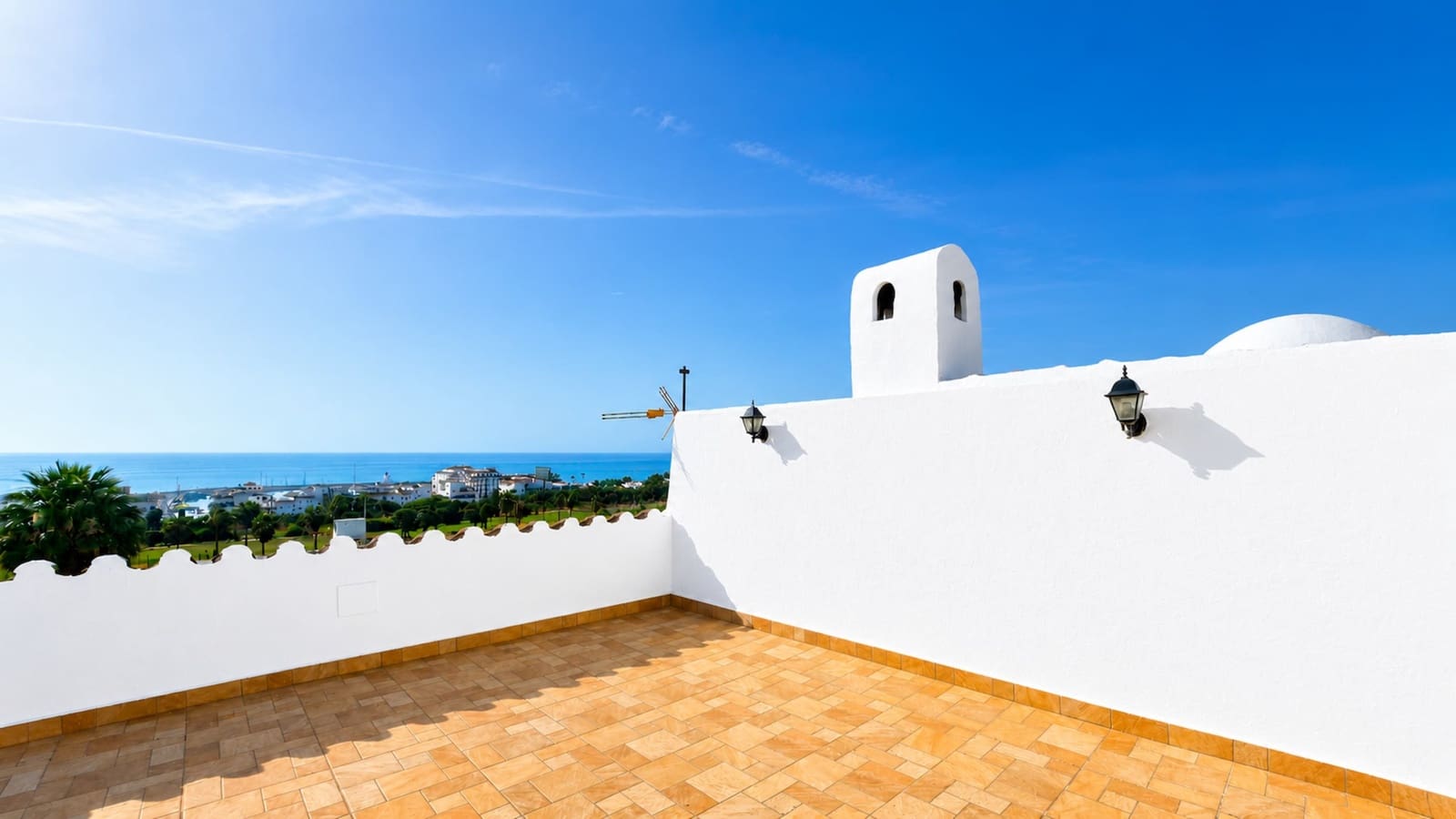 2 bedroom Apartment for sale in La Duquesa / Puerto de la Duquesa - € 325,000 (Ref: 9920068)