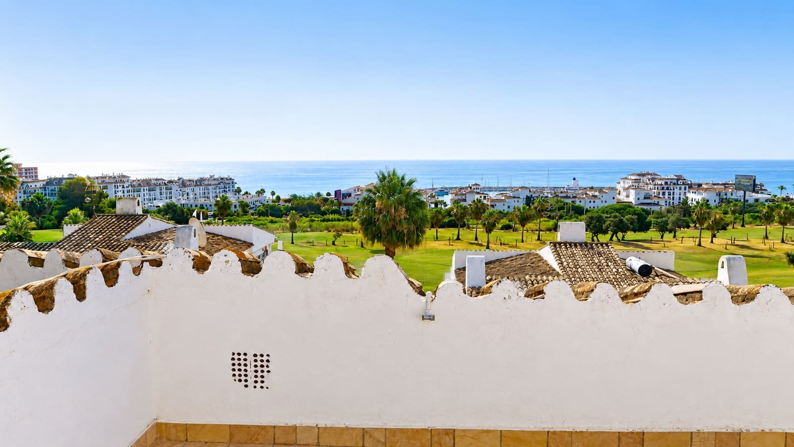 2 bedroom Apartment for sale in La Duquesa / Puerto de la Duquesa - € 325,000 (Ref: 9920068)