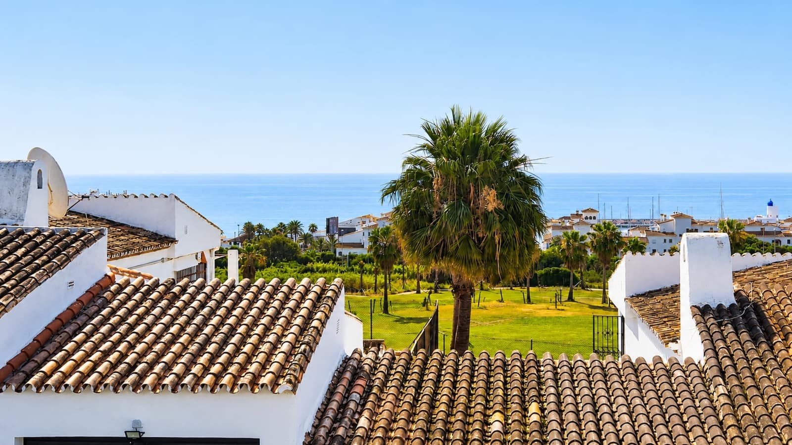 2 bedroom Apartment for sale in La Duquesa / Puerto de la Duquesa - € 325,000 (Ref: 9920068)