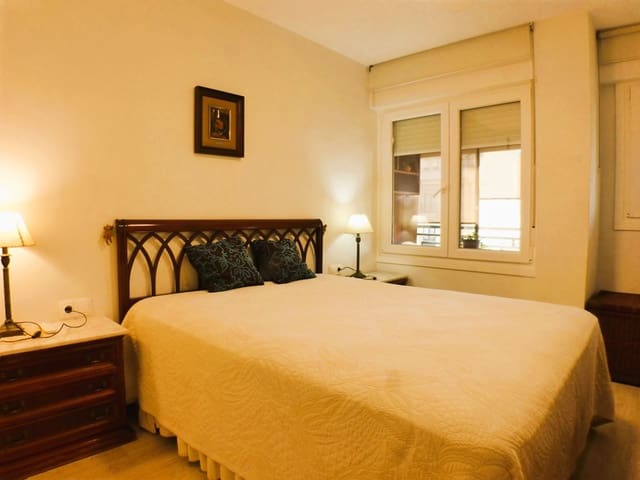 Appartement de 3 chambres à louer à Barrio del Centro, Alicante ville - 1 200 € (Ref: 10150558)
