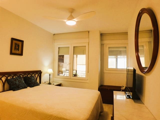 Appartement de 3 chambres à louer à Barrio del Centro, Alicante ville - 1 200 € (Ref: 10150558)