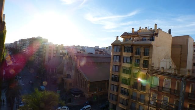 Appartement de 3 chambres à louer à Barrio del Centro, Alicante ville - 1 200 € (Ref: 10150558)