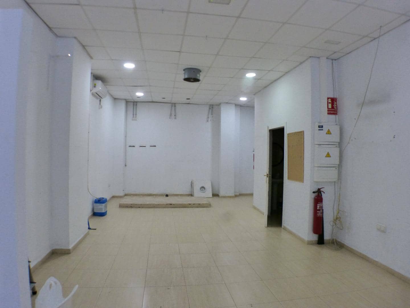 Commercieel te huur in Alicante stad - € 1.350 (Ref: 9468125)