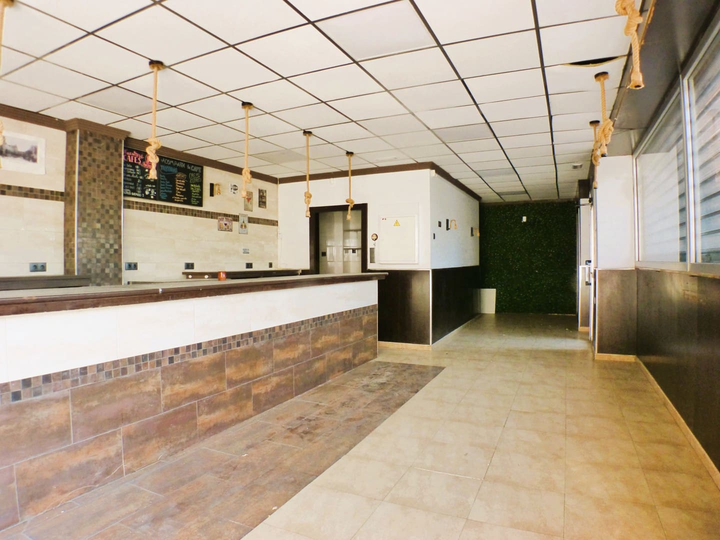 Local Commercial à louer à Alicante ville - 650 € (Ref: 9950756)