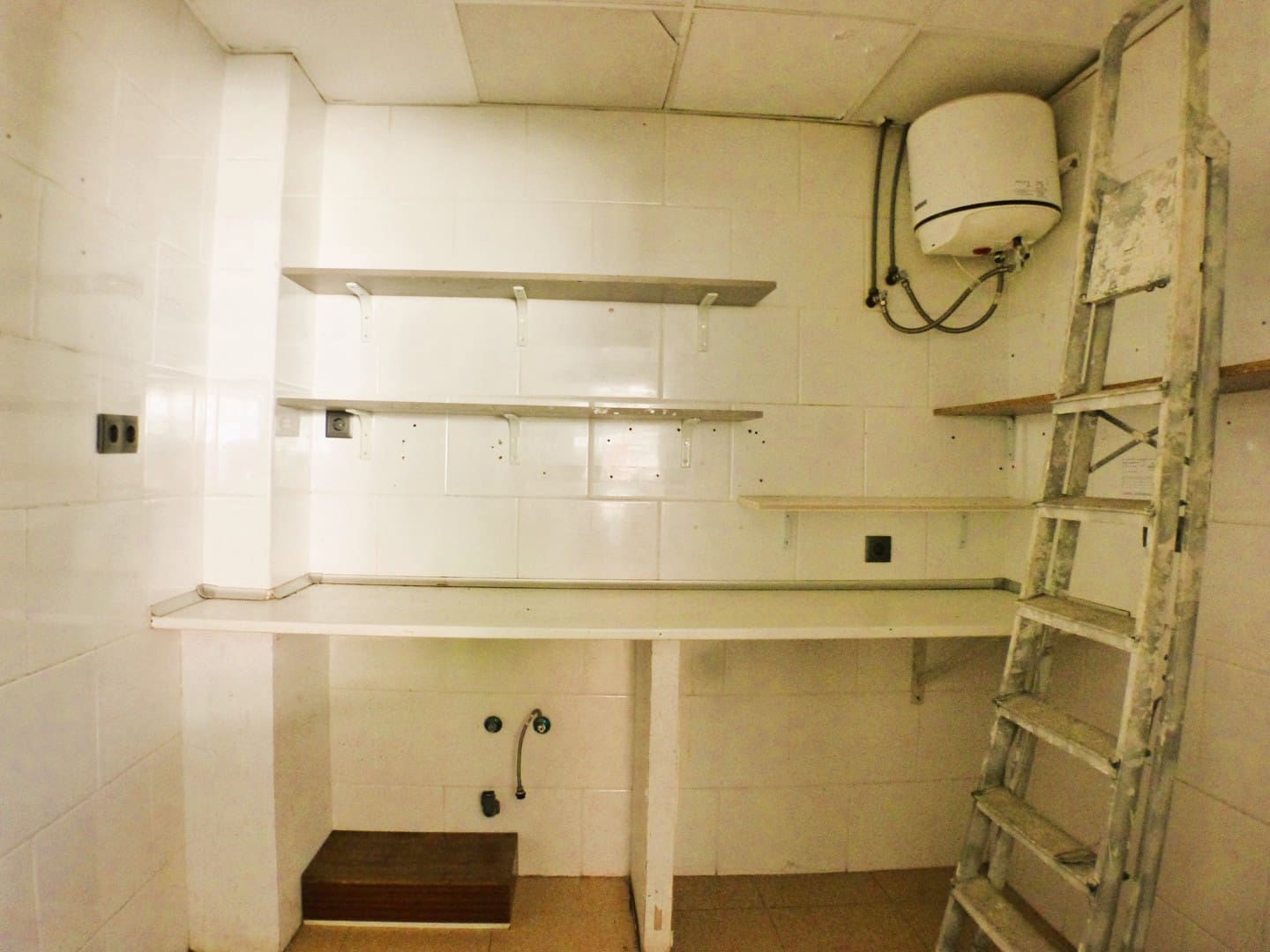Local Commercial à louer à Alicante ville - 650 € (Ref: 9950756)