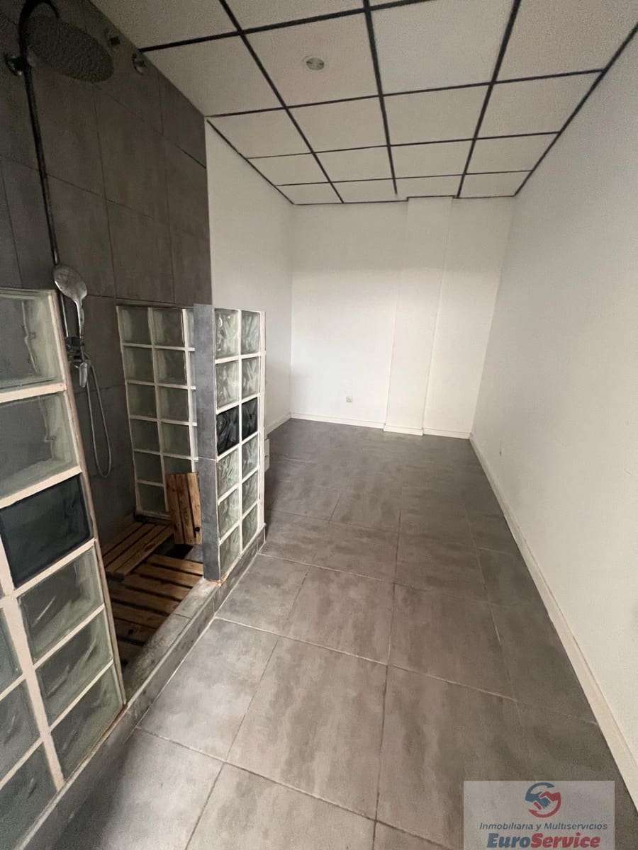 Local Comercial de 6 habitaciones en València ciudad en venta - 169.000 € (Ref: 9354137)