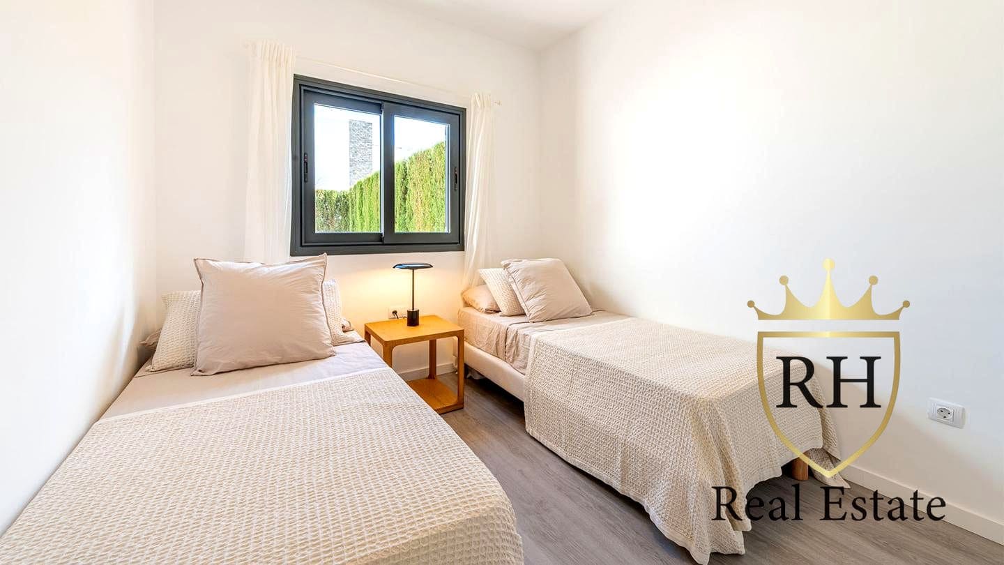 2 bedroom Bungalow for sale in Cala Murada - € 398,000 (Ref: 9827981)
