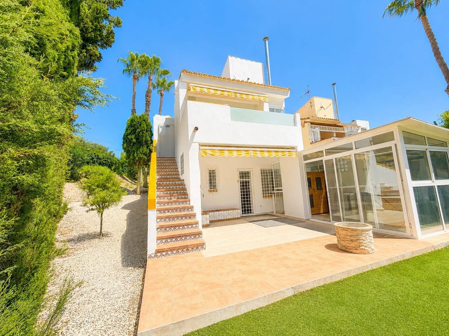 Chalet de 3 habitaciones en Filipinas en venta con garaje - 529.995 € (Ref: 10003844)