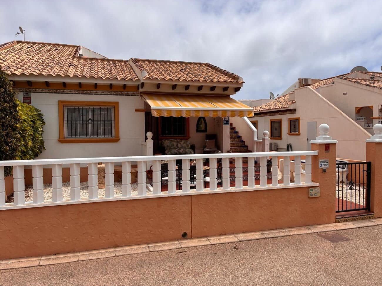 2 soverom Rekkehus til salgs i Orihuela Costa med svømmebasseng - € 249 995 (Ref: 10005769)