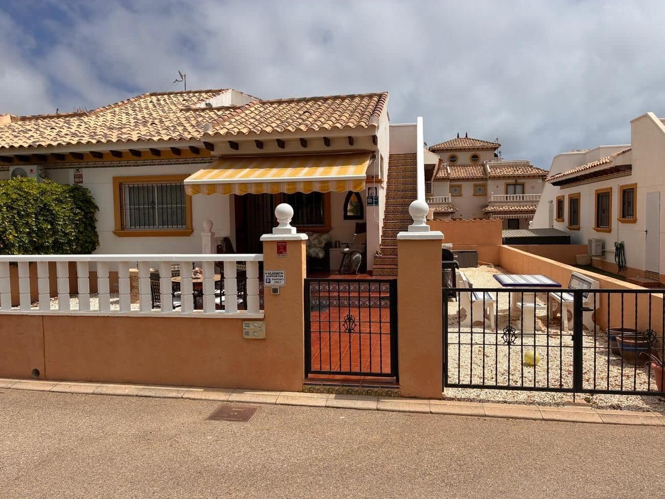 2 soverom Rekkehus til salgs i Orihuela Costa med svømmebasseng - € 249 995 (Ref: 10005769)