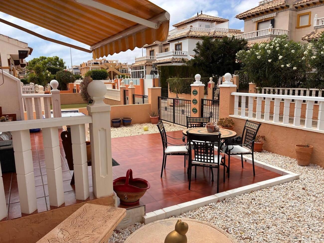 2 soverom Rekkehus til salgs i Orihuela Costa med svømmebasseng - € 249 995 (Ref: 10005769)