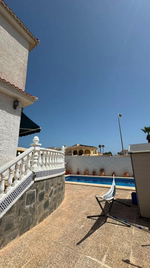 5 soverom Kjedet enebolig til salgs i Torrevieja med svømmebasseng garasje - € 332 900 (Ref: 10007249)