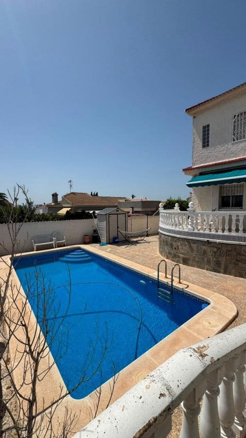 5 soverom Kjedet enebolig til salgs i Torrevieja med svømmebasseng garasje - € 332 900 (Ref: 10007249)