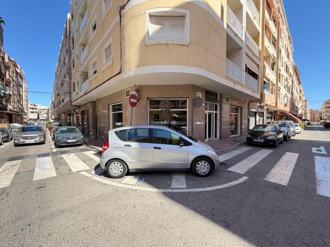 Commercial for sale in Torrevieja - € 169,900 (Ref: 10018574)