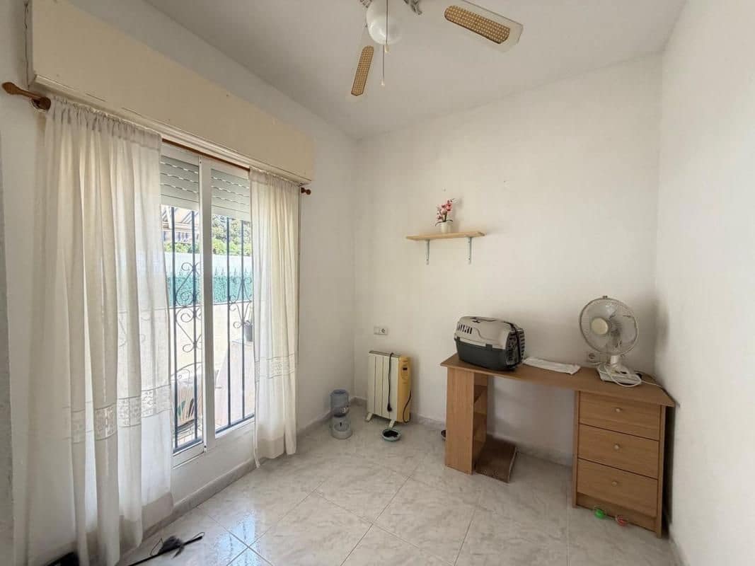 2 slaapkamer Rijtjeshuis te koop in Torrevieja met zwembad - € 139.900 (Ref: 10018576)