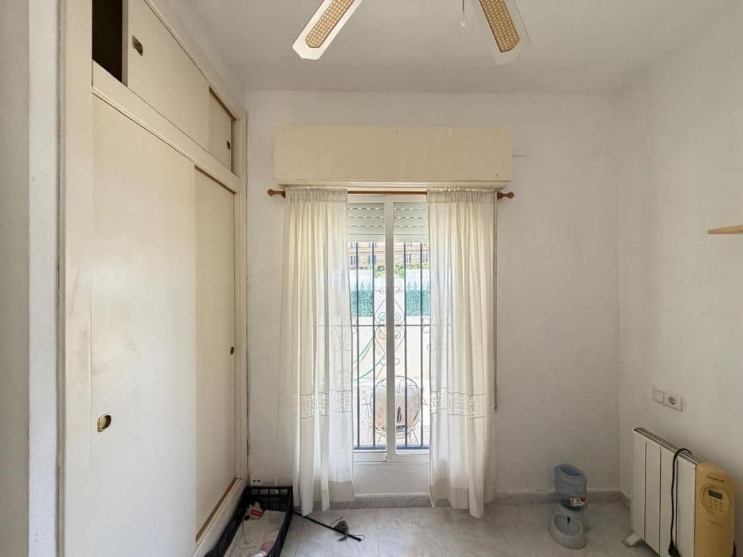 2 slaapkamer Rijtjeshuis te koop in Torrevieja met zwembad - € 139.900 (Ref: 10018576)