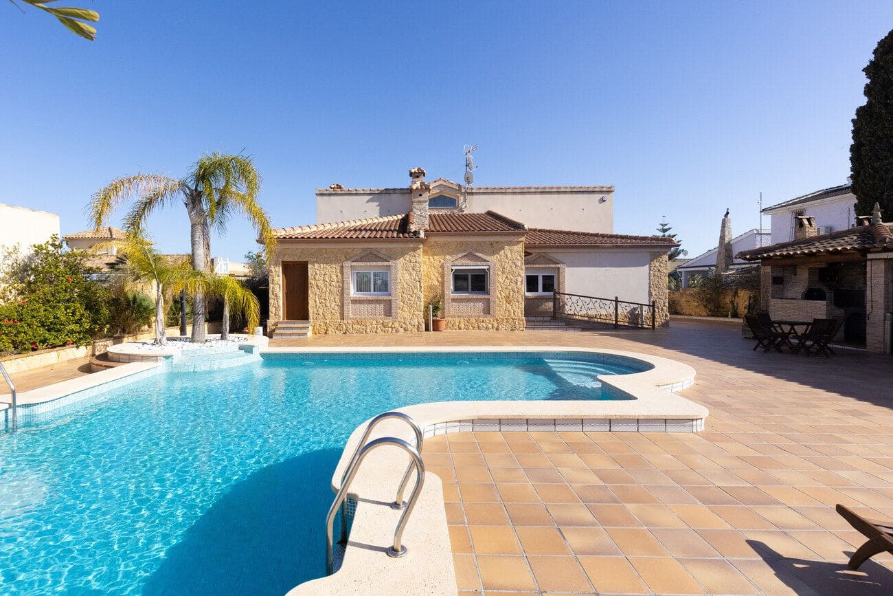 5 makuuhuone Huvila myytävänä paikassa Torrevieja mukana uima-altaan - 1 000 000 € (Ref: 10021091)