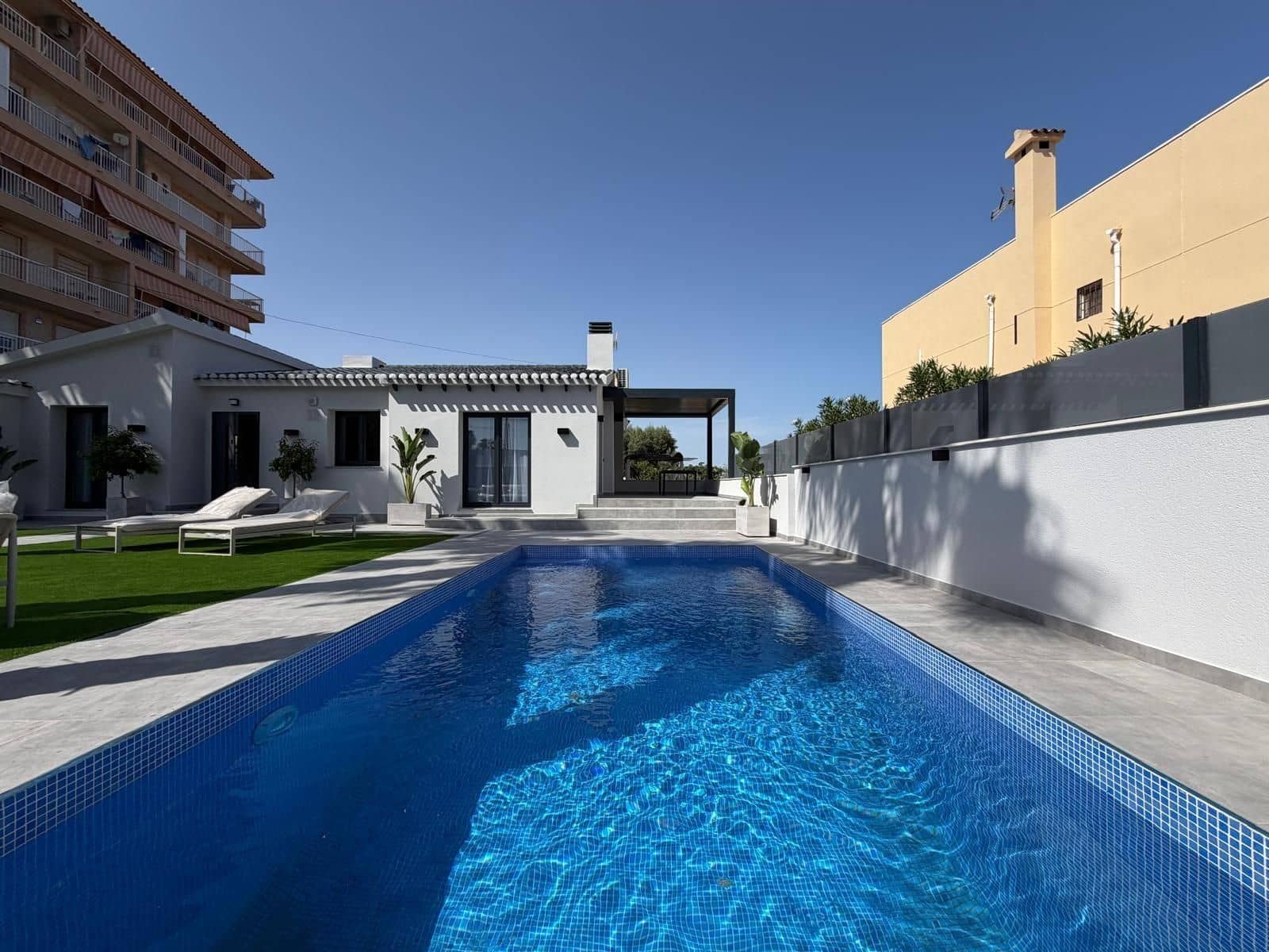 4 Zimmer Villa zu verkaufen in Punta Prima mit Pool - 749.000 € (Ref: 10022616)