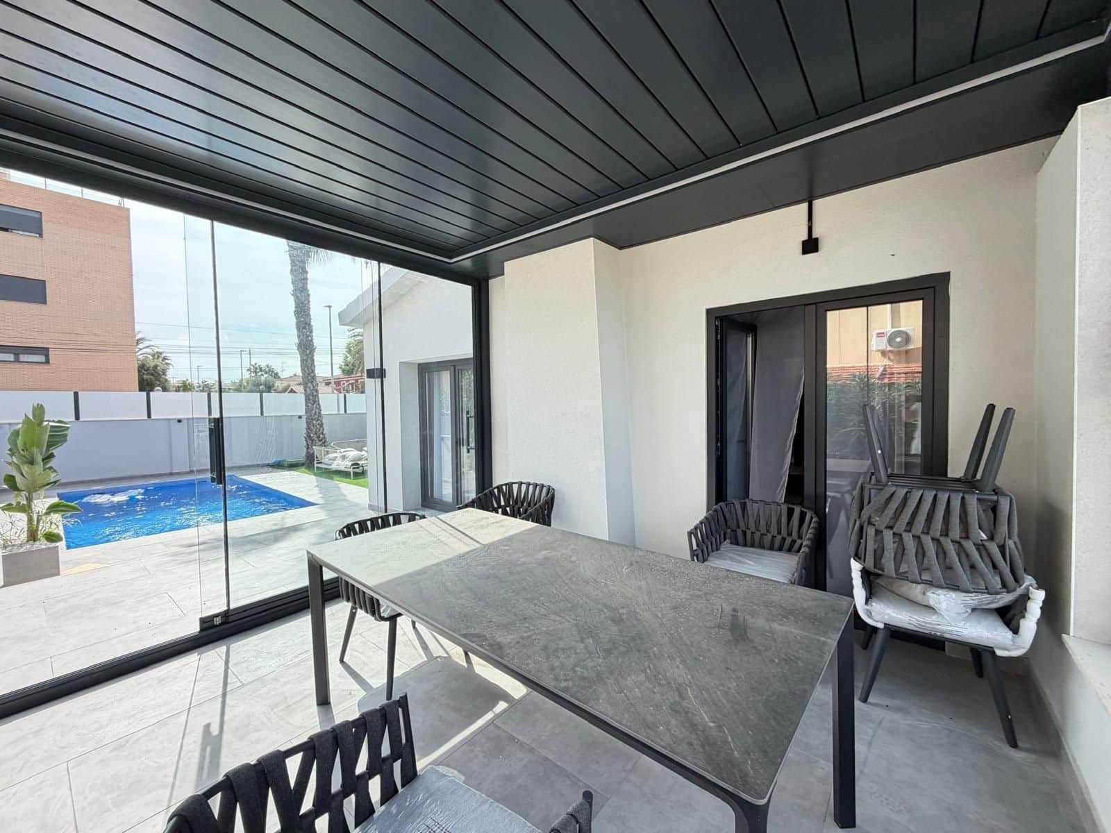 4 soveværelse Villa til salg i Punta Prima med swimmingpool garage - € 699.000 (Ref: 10022616)