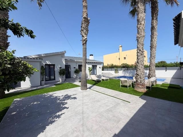 Chalet de 4 habitaciones en Punta Prima, Torrevieja en venta con piscina - 749.000 € (Ref: 10025890)