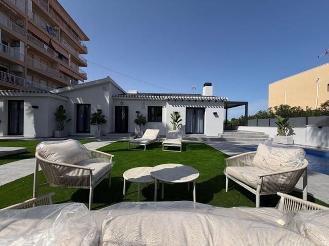Chalet de 4 habitaciones en Punta Prima, Torrevieja en venta con piscina - 749.000 € (Ref: 10025890)