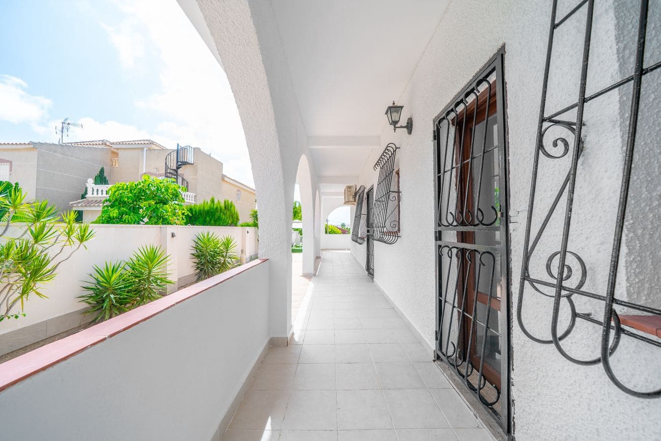 5 sovrum Villa till salu i Torrevieja med pool - 620 000 € (Ref: 10027901)