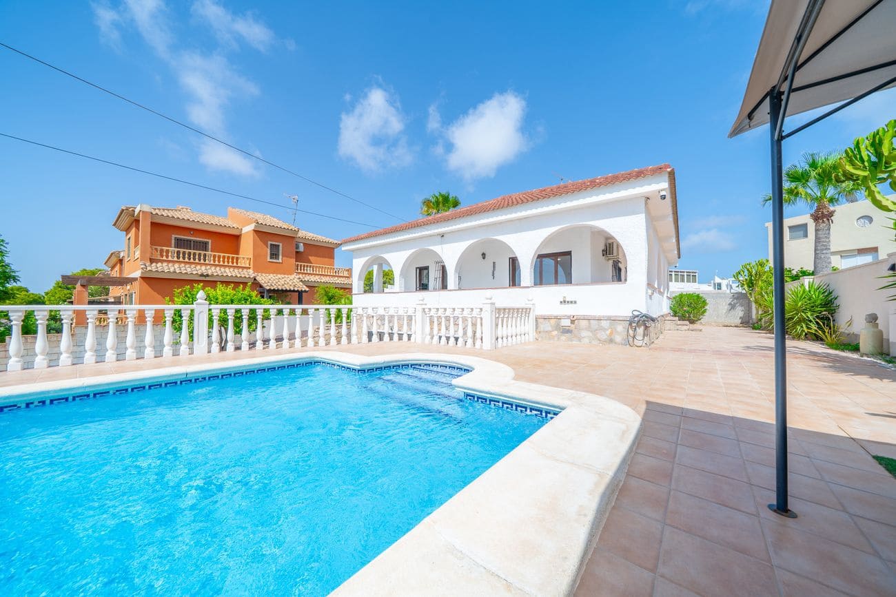 5 sovrum Villa till salu i Torrevieja med pool - 620 000 € (Ref: 10027901)