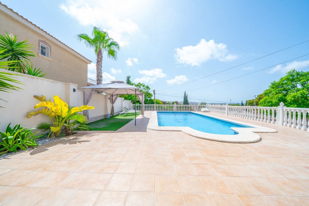 5 sovrum Villa till salu i Torrevieja med pool - 620 000 € (Ref: 10027901)