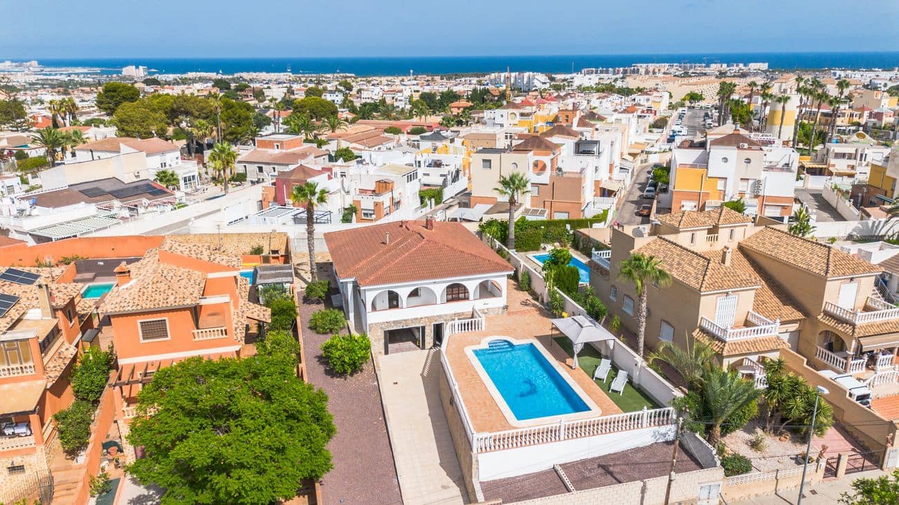 5 sovrum Villa till salu i Torrevieja med pool - 620 000 € (Ref: 10027901)