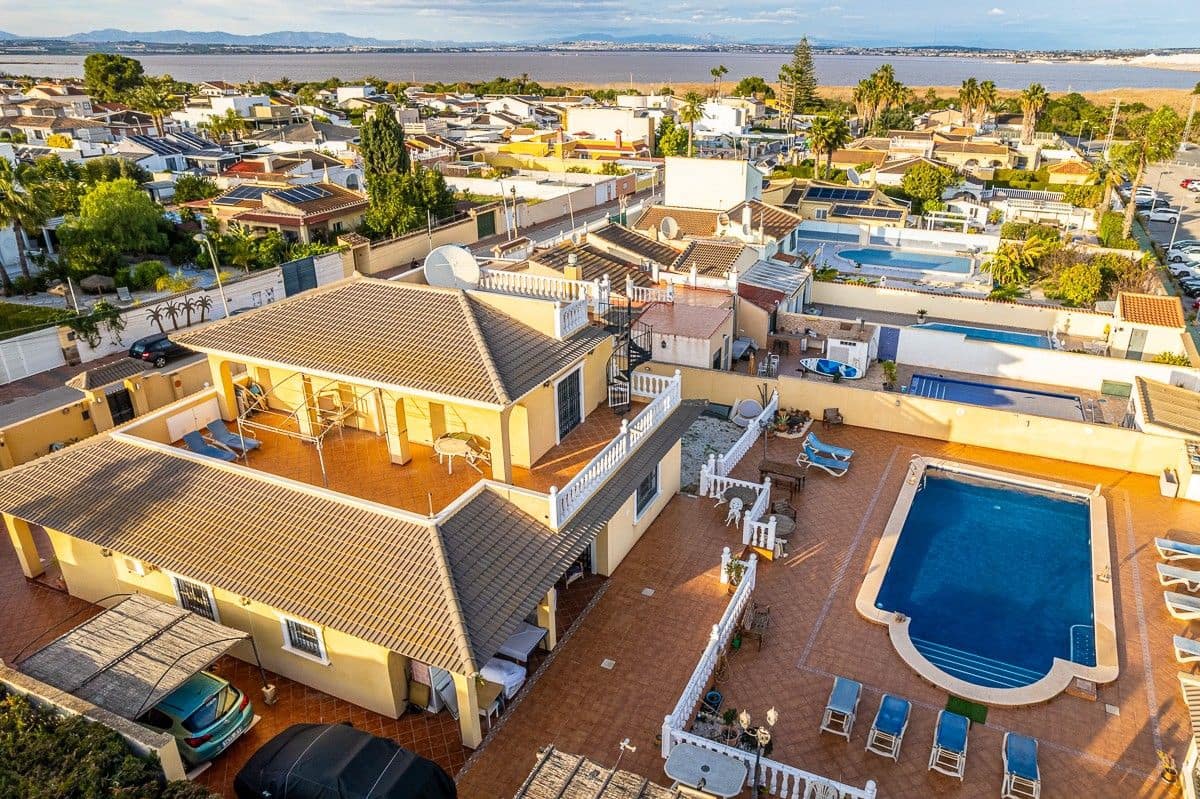 6 sovrum Villa till salu i Torrevieja med pool garage - 580 000 € (Ref: 10032208)