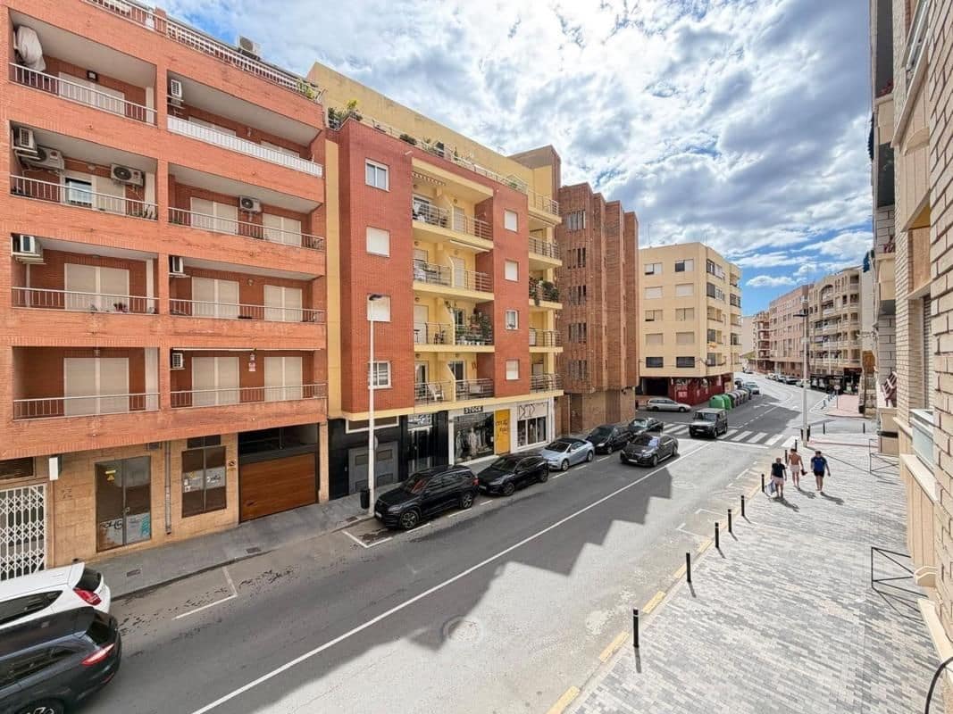 4 bedroom Apartment for sale in Torrevieja - € 285,000 (Ref: 10043169)