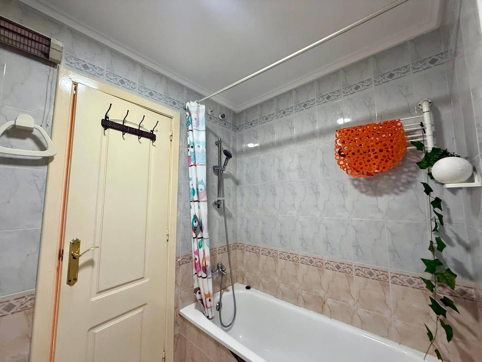 2 bedroom Apartment for sale in Torrevieja with pool - € 136,900 (Ref: 10045011)