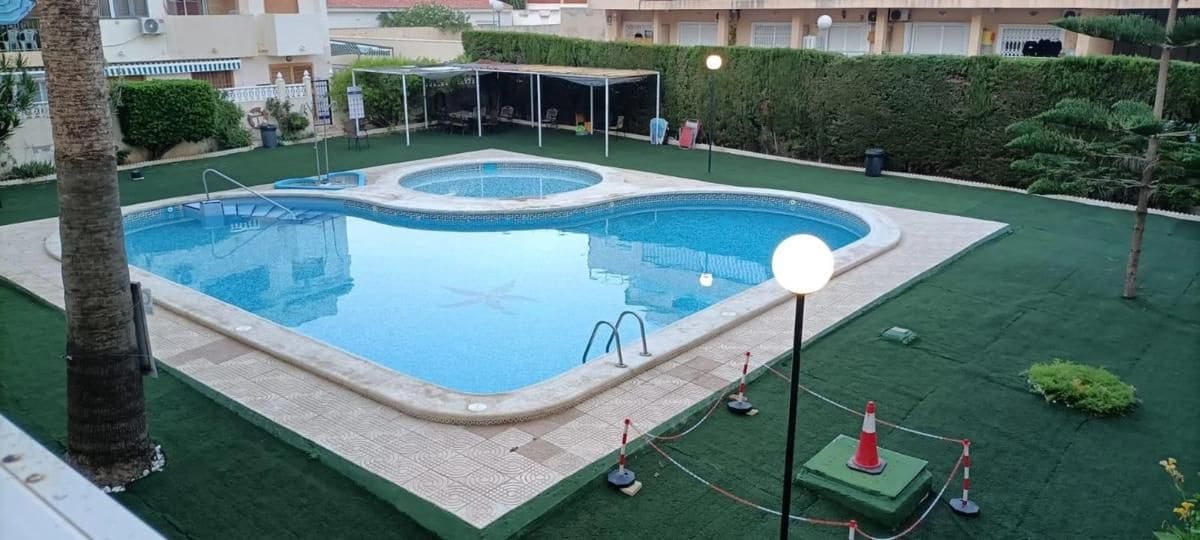 1 slaapkamer Appartement te koop in Torrevieja met zwembad - € 111.900 (Ref: 10049520)