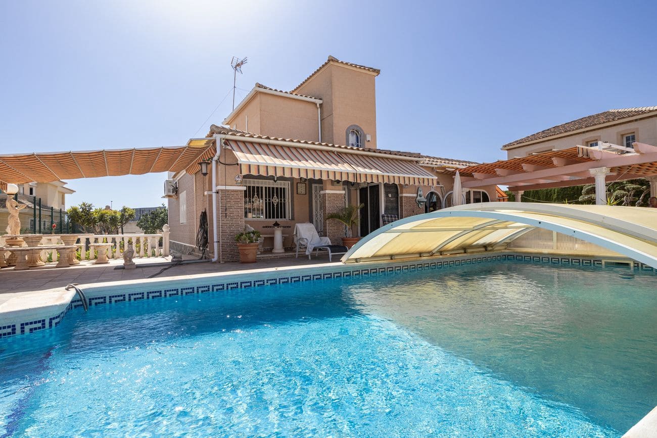 4 soveværelse Villa til salg i Orihuela Costa med swimmingpool - € 560.000 (Ref: 10059340)