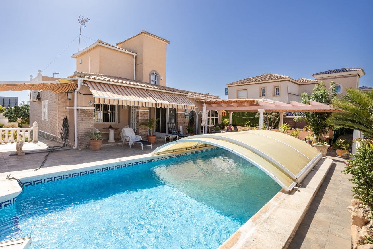 4 soveværelse Villa til salg i Orihuela Costa med swimmingpool - € 560.000 (Ref: 10059340)