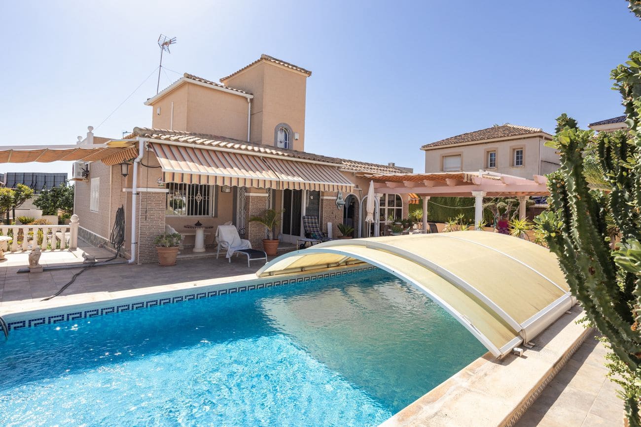 4 soveværelse Villa til salg i Orihuela Costa med swimmingpool - € 560.000 (Ref: 10059340)