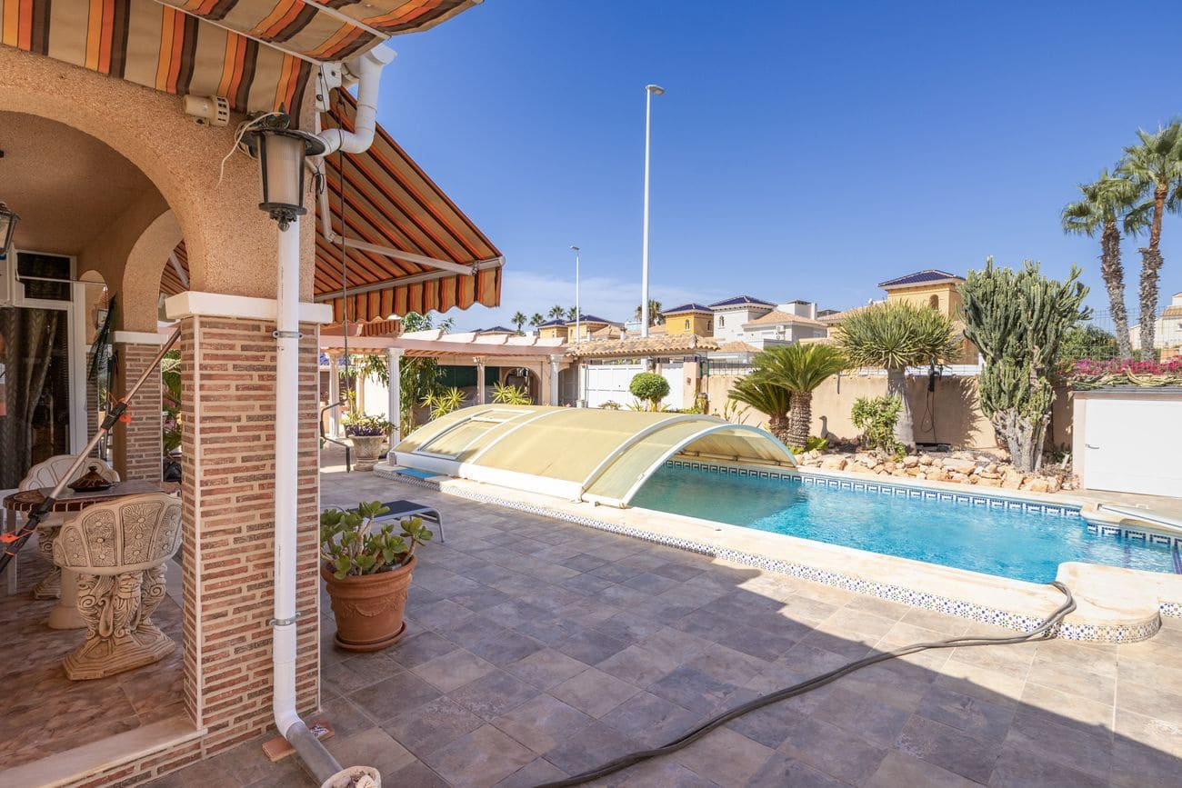 4 soveværelse Villa til salg i Orihuela Costa med swimmingpool - € 560.000 (Ref: 10059340)
