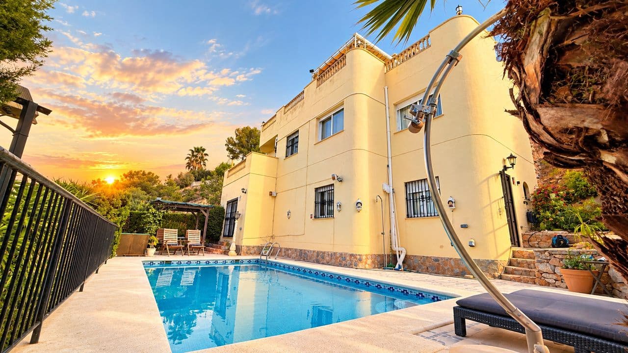 5 Zimmer Villa zu verkaufen in Villamartin mit Garage - 635.000 € (Ref: 10068091)